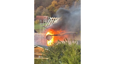 Offenes Feuer bereits bei Ankunft des Einsatzleiters. (Foto: FF Rinteln)