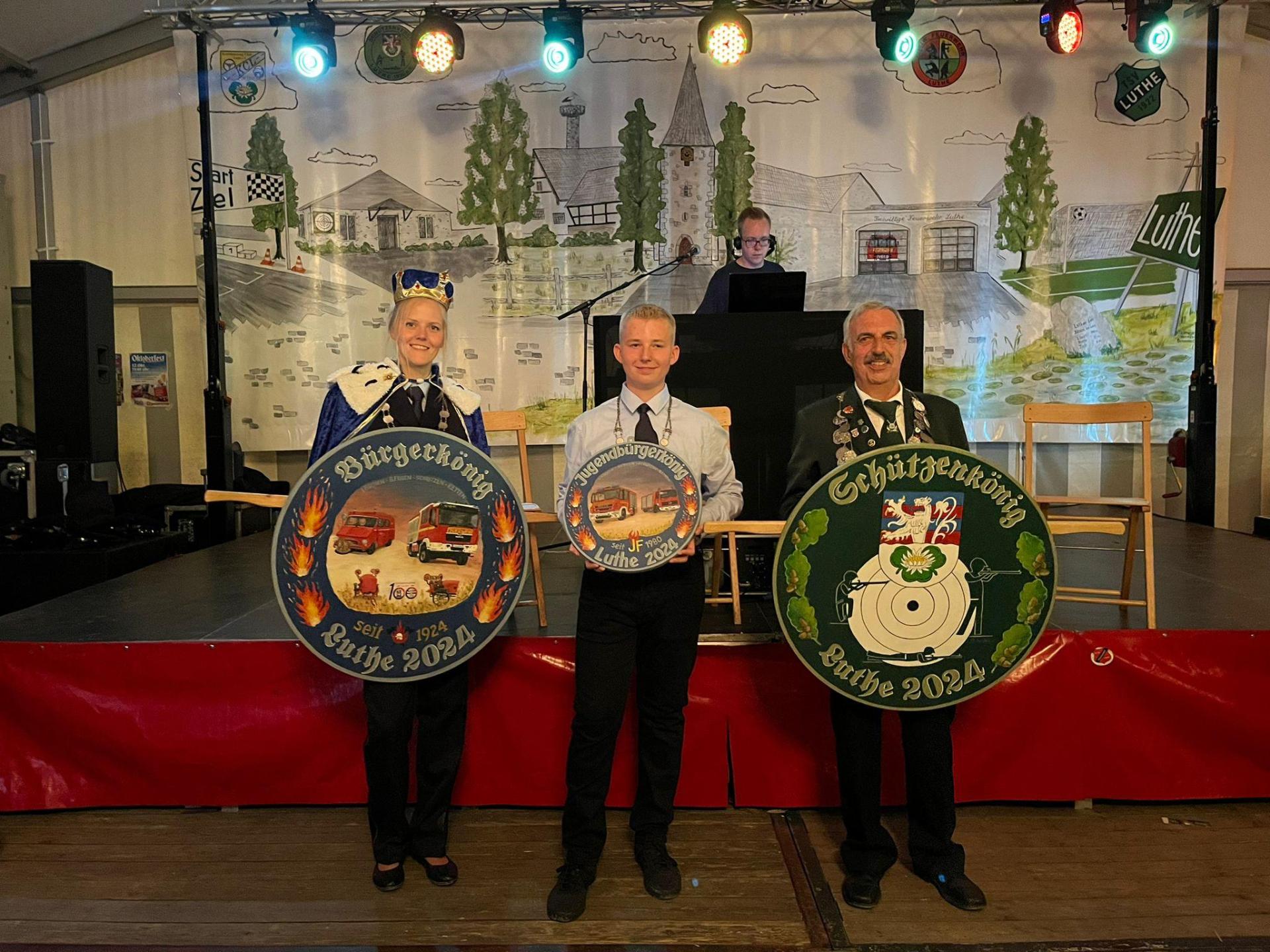 Nach der Proklamation auf dem Festzelt (v.li.): Bürgerkönigin Lena Tertocha, Jugendbürgerkönig Mika-Fynn Dunkel und Schützenkönig Jürgen Fendesack. (Foto: privat)