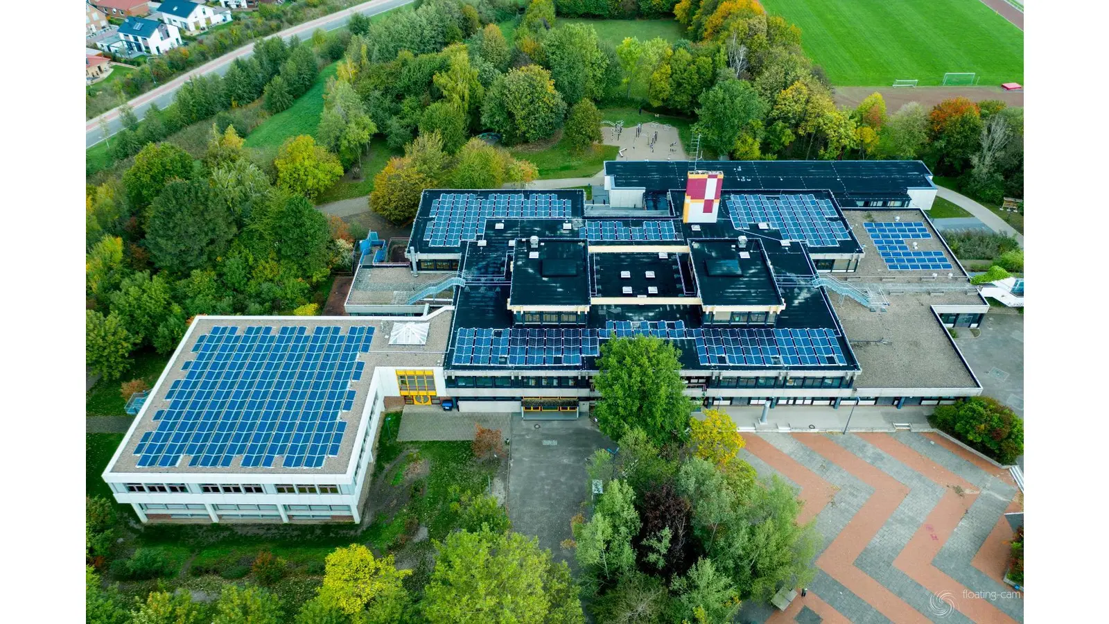 Die Bürgersolaranlage auf dem Gymnasium Bad Nenndorf reduziert die Stromkosten der Schule und ermöglicht Dividenden für über 200 beteiligte Bürger. (Foto: privat)