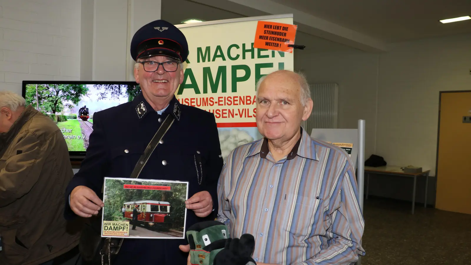 Auf der Börse (v.li.): Volker Hoppmann und Wolfgang Gedeon. (Foto: gi)