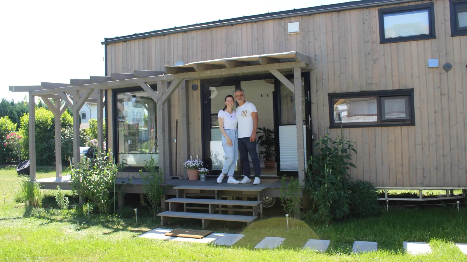 Leben das Konzept: Rona und Yianni vor ihrem Tiny House. (Foto: wb)