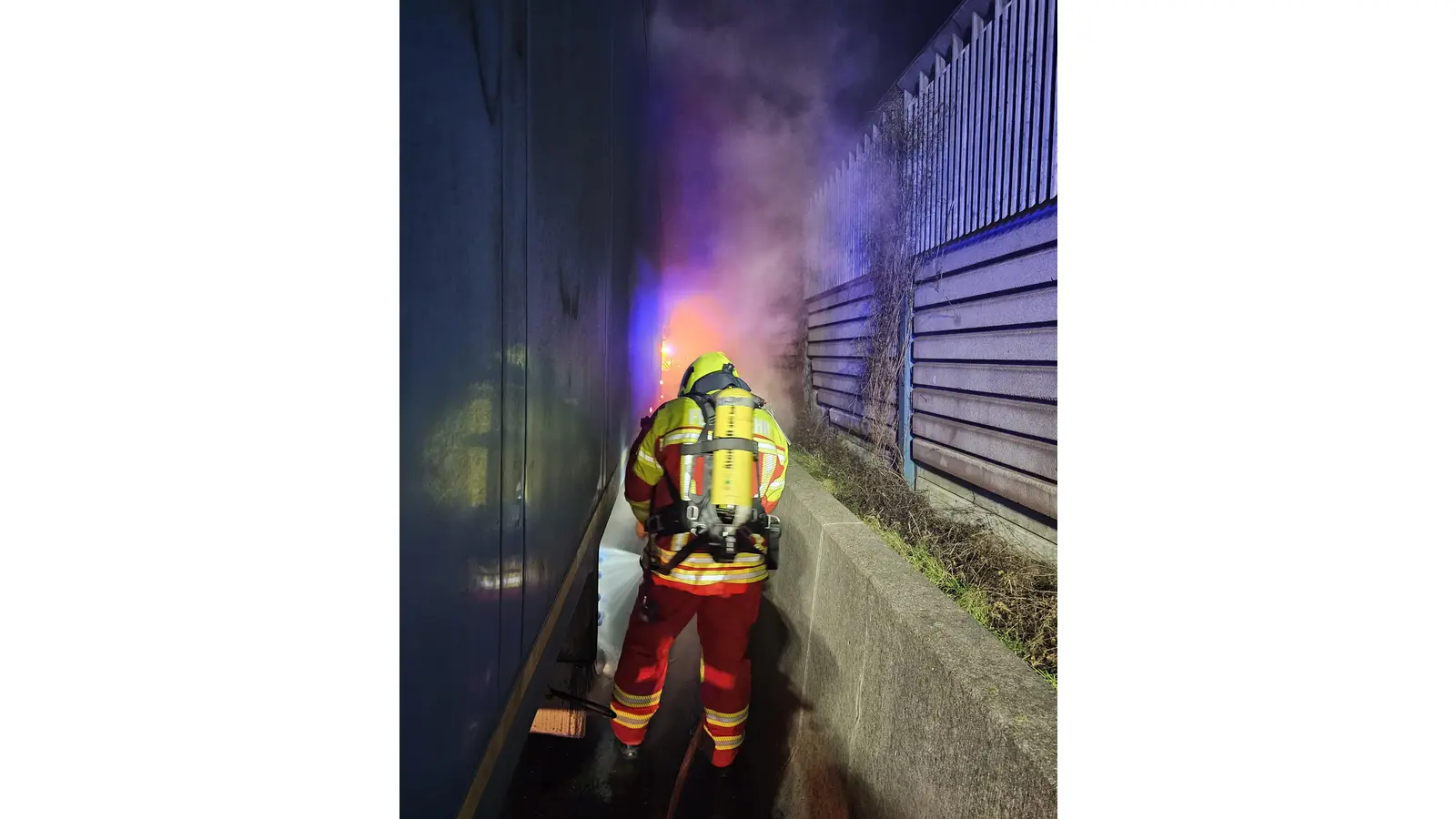 Der Reifen und die Bremsanlage muss von der Feuerwehr gelöscht werden. (Foto: privat)