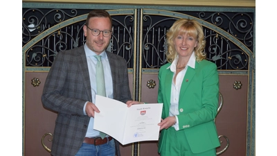 <br>Bürgermeisterin Andrea Lange vereidigt Jan Boße als neuen Stadtjuristen und Dezernatsleiter.  (Foto: ste)