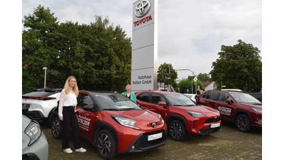 Ina Stelzer (rechts) und Kaya Küpper mit Vorführfahrzeugen und der weithin sichtbaren Toyota-Stele. (Foto: ab)