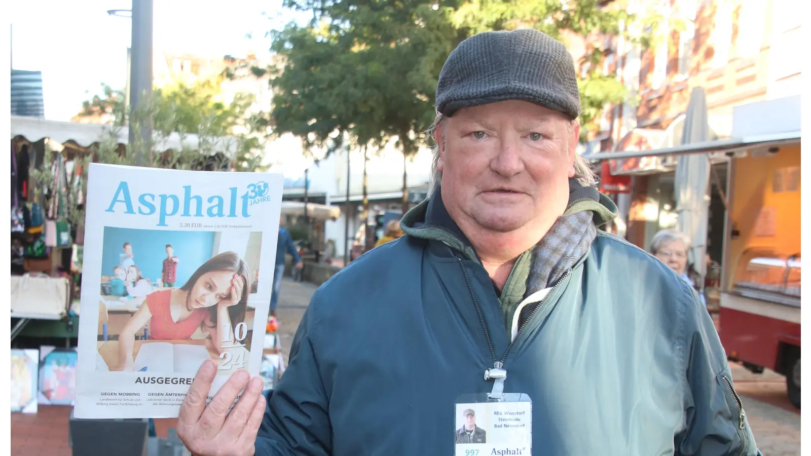 Frank Wölk verkauft Asphalt jeden Freitag in der Langen Straße vor der ehemaligen Volksbank.  (Foto: gi)