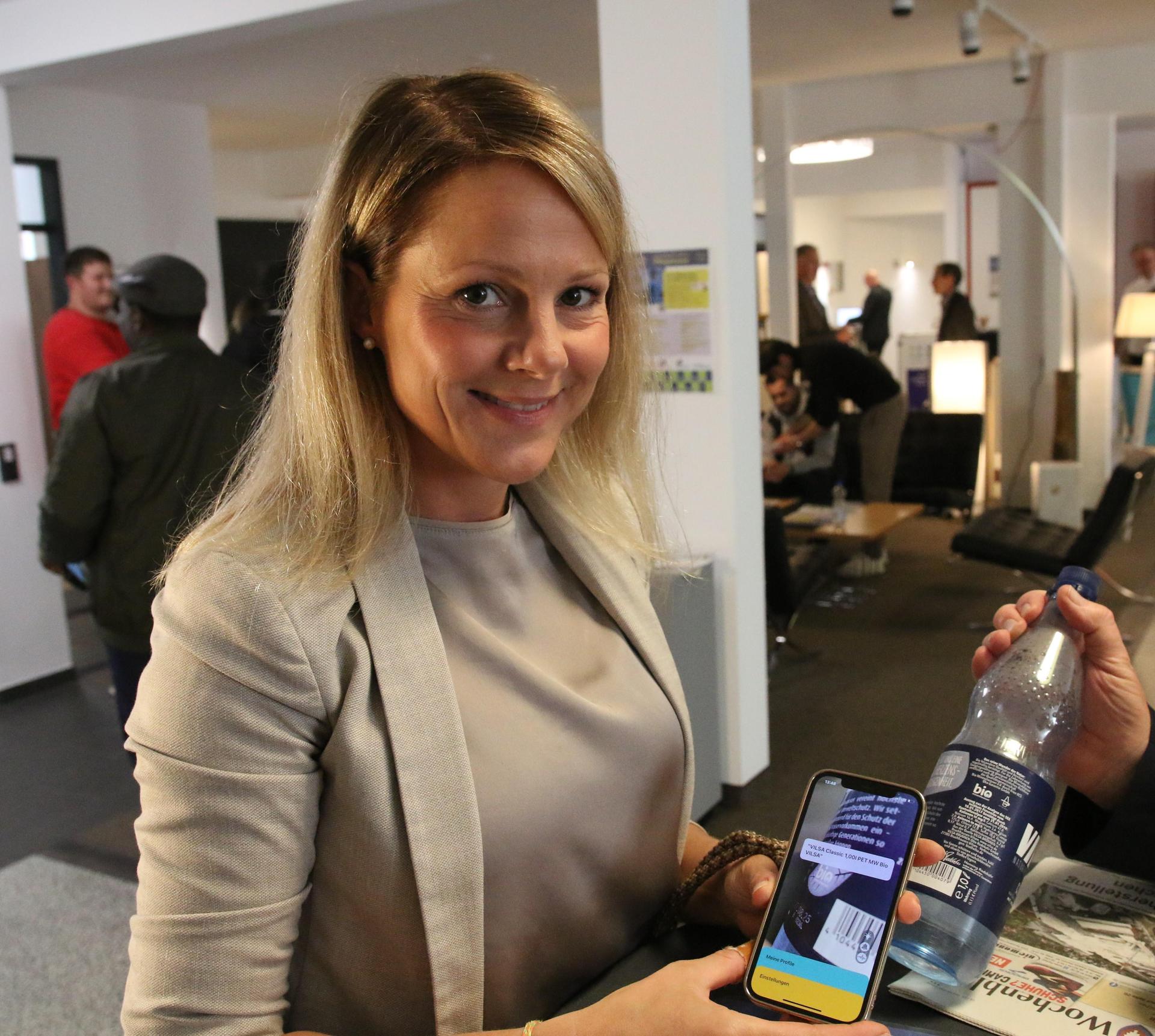 Meike Seidel stellt eine App vor, die Menschen mit Sehbehinderung dabei unterstützt, sich über das Kleingedruckte auf Lebensmittelprodukten zu informieren. (Foto: nd)