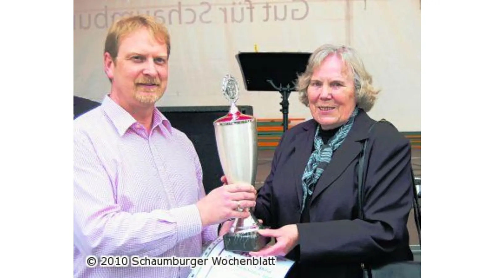 Schwarzer Anzug und der Zylinder bleiben im Schrank (Foto: red)