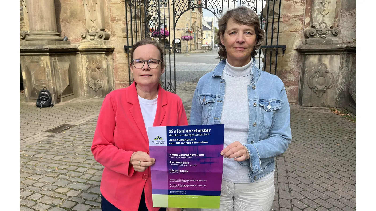 Dr. Lu Seegers, Geschäftsführerin der Schaumburger Landschaft, und Katharina Kunzendorf, Gründerin und Konzertmeisterin des Sinfonieorchesters, laden zu den Jubiläumskonzerten ein.  (Foto: nd)