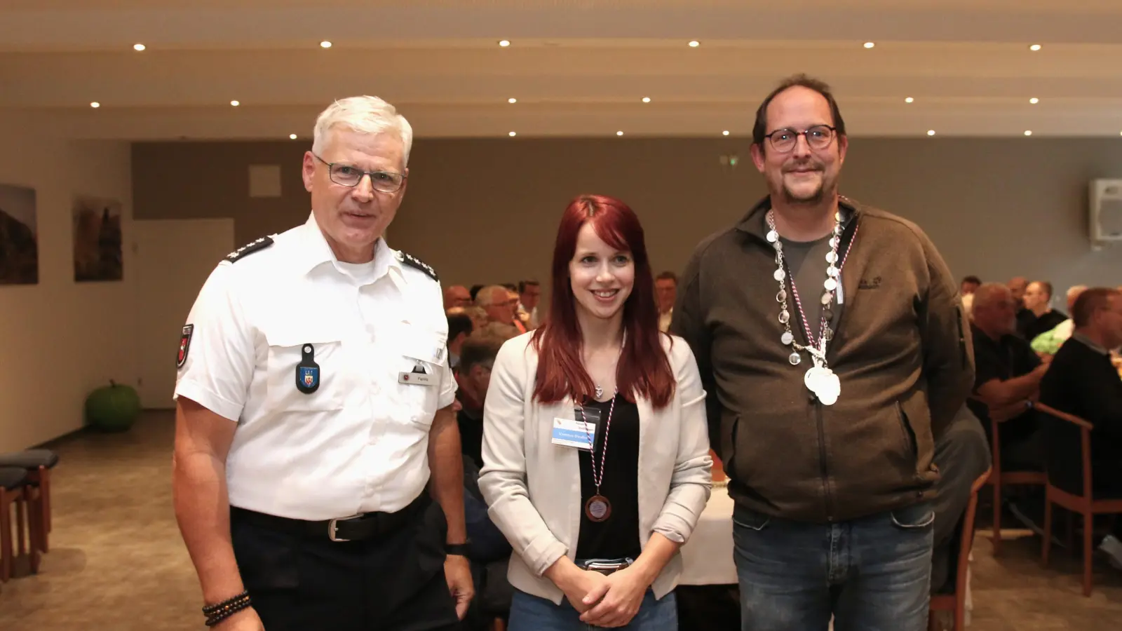 Kommissariatsleiter Michael Panitz (li.) gratuliert der Drittplatzierten beim Gästeschießen Vanessa Diedler und Gesamtsieger Heiner Seidl. (Foto: bb)