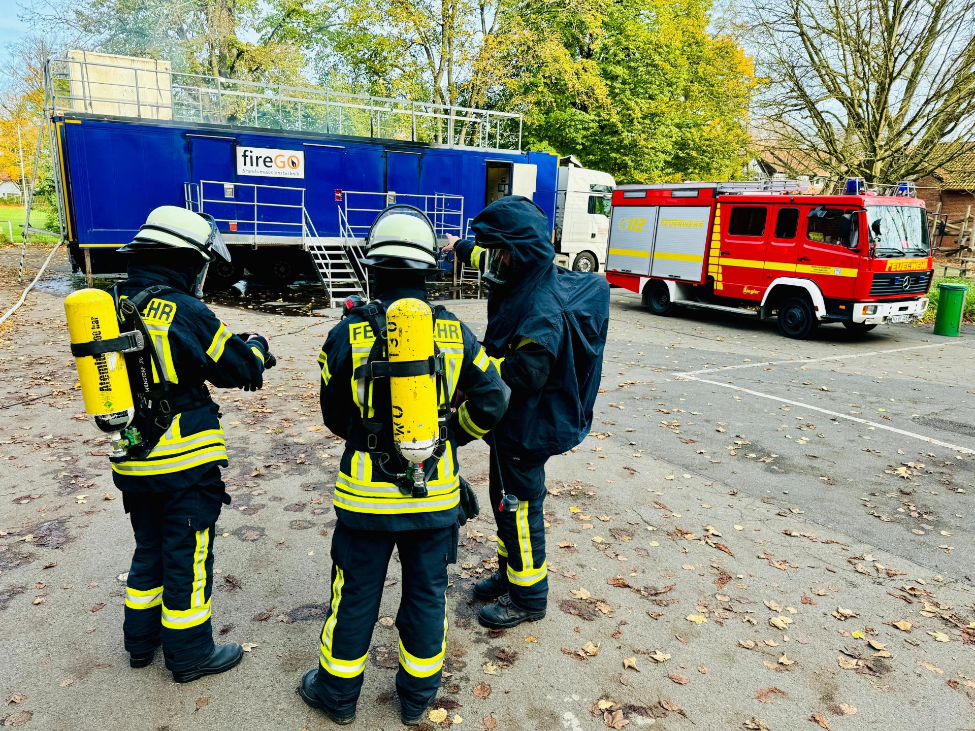 Vor Ort: Auf dem Gelände des Hölty Gymnasiums. (Foto: Feuerwehr)