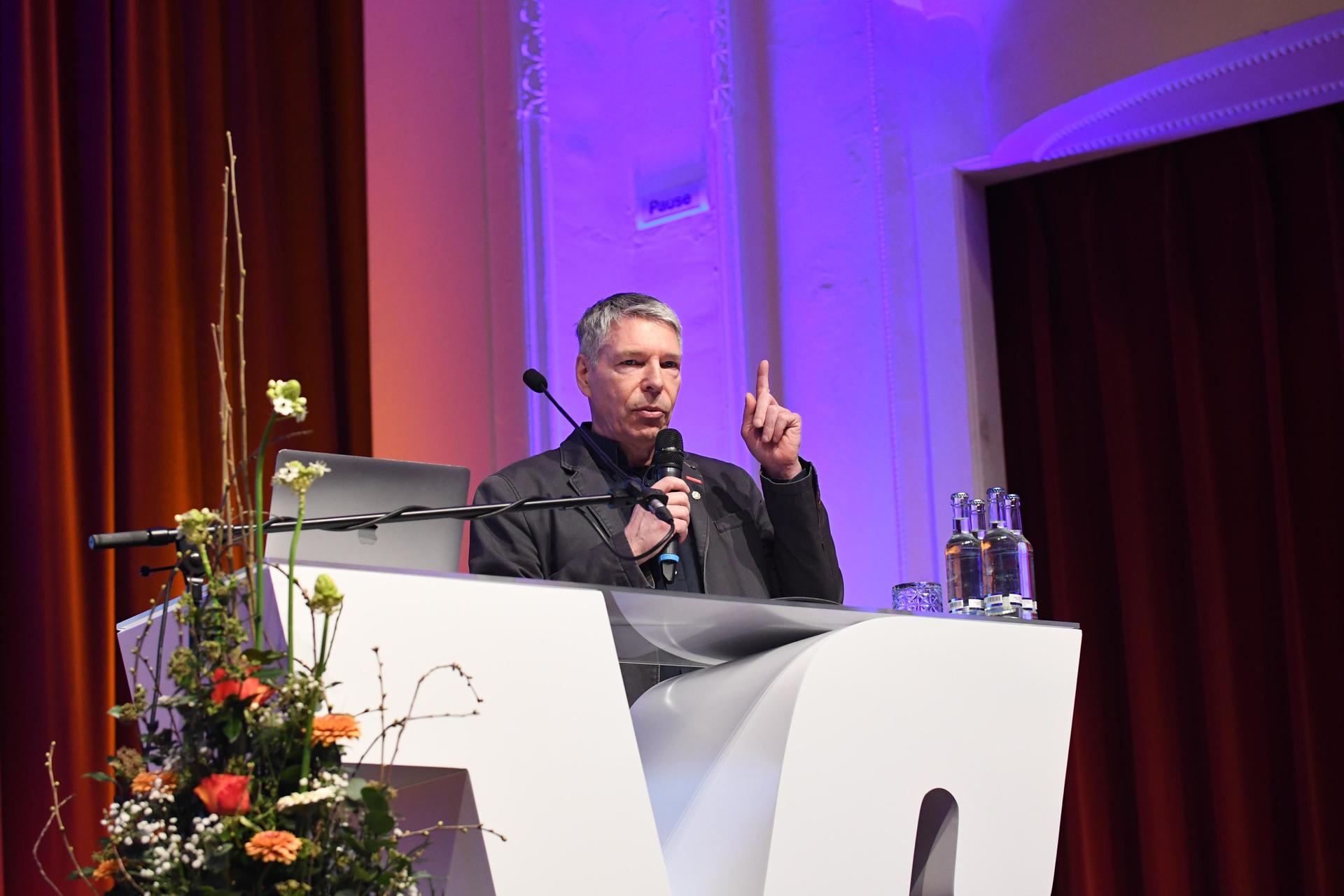 Dieter Ahrens erheiterte die Gäste mit einem launigen, nicht ganz ernsten Vortrag über das Handwerk. (Foto: nd)