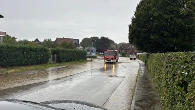 In Apelern wird die Fahrbahn überflutet, in den letzten Wochen erlitt die Gemeinde drei Starkregenereignisse. (Foto: Feuerwehr Apelern)