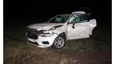 Der Volvo überschlug sich auf einem Acker. (Foto: Polizei Minden-Lübbecke)