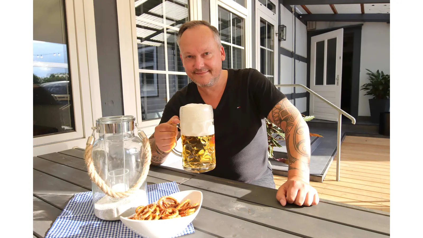 Mit dem Maßkrug: Gastronom und Eventmanager Dirk Schaffer. (Foto: Andre Tautenhahn)
