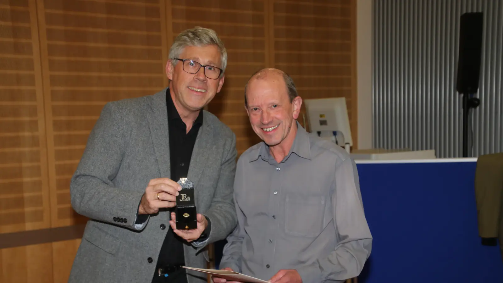 Carsten Piellusch (li.) überreicht Walter Sternberg den Goldenen Ehrenring.  (Foto: gi)