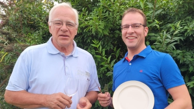 Ortsratsmitglied Manfred Wenzel (er war Ortsbürgermeister von 1996 bis 2016) und Ortsbürgermeister Martin Ehlerding laden zu „Das Dorf tafelt“ ein. (Foto: privat)