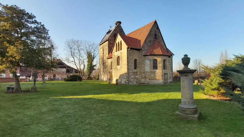 Die Sigwardskirche Idensen auf dem weitem Grundstück (Foto: gk)