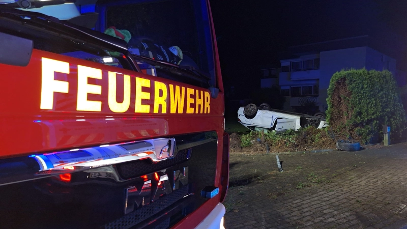 Die Feuerwehr Luhden leuchtete die Einsatzstelle aus, stellte den Brandschutz sicher, deaktivierte das HV-System und trennte die 12V-Batterie des Elektrofahrzeugs. <br> (Foto: Feuerwehr)