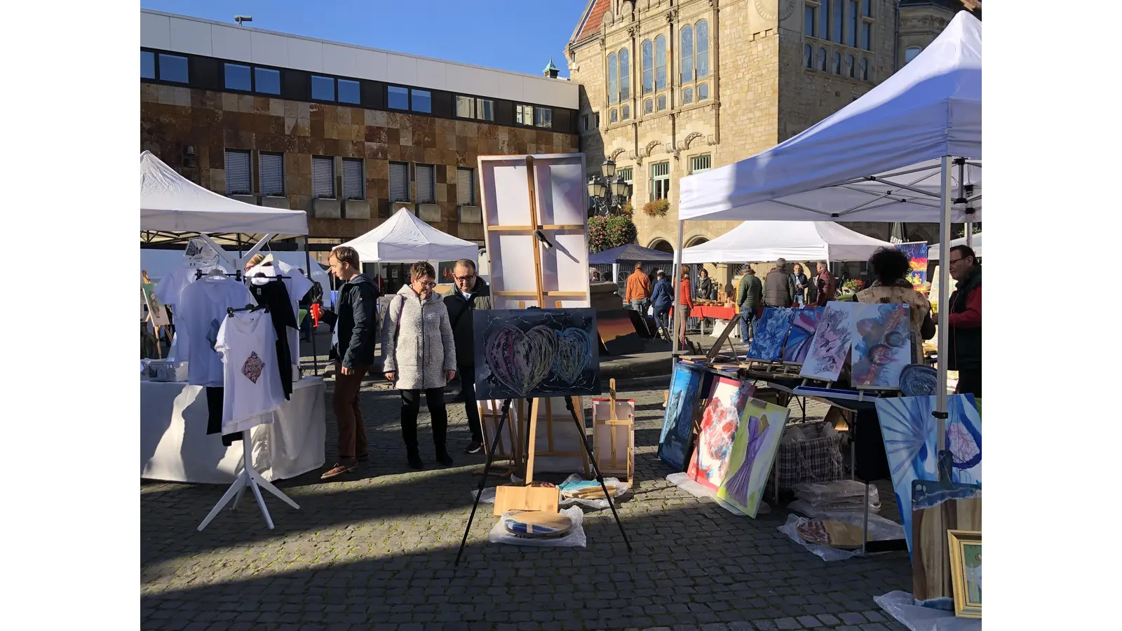 Am kommenden Sonntag wird es wieder farbenfroh und unterhaltsam auf dem Marktplatz: Auf dem Kunstmarkt OpenArt stellen mehr als ein Dutzend Künstler unter freiem Himmel aus. (Foto: nh)