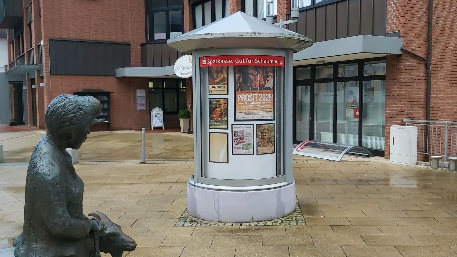 Wehmütig schaut die Ziegenhirtin auf die Litfaßsäule. Im Hintergrund liegt eine defekte Scheibenabdeckung. (Foto: gk)