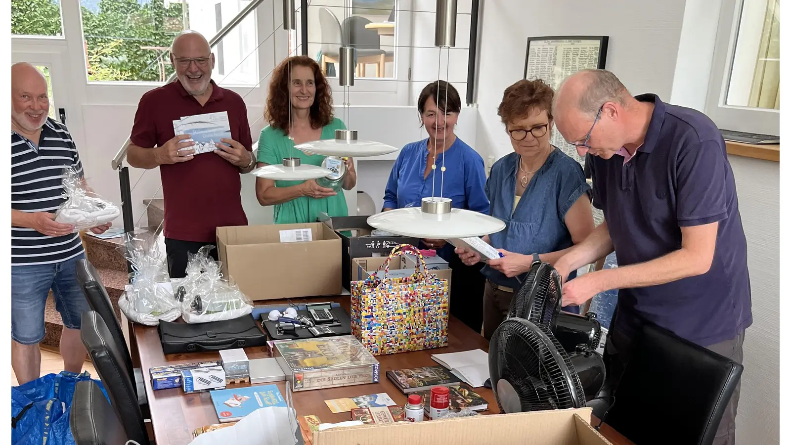 Die ehrenamtlichen Helfer sortieren hunderte von Sachspenden für die Tombola (v.li.): Klaus von Fehrn-Stender, Jörg Blum, Regina Thiele, Bärbel Prusseit, Ulla von Fehrn-Stender und Bernd Seidel. (Foto: privat)