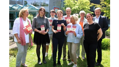 Dagmar Sever (Koordinierungsstelle Migration und Teilhabe), Anna-Marie Kampczyk, Jan Fischer (beide Diakonie), Jolanta Pupalaigyte-Cerne (Koordinierungsstelle), Stephan Hartmann (AWO), Petra Uhe (Integrationsbeauftragte Rinteln), Britta Kunze (Integrationsbeauftragte Stadthagen), Christina Allard-Kopplin (AWO) und Sozialdezernent Klaus Heimann laden ein zum „Tag des Bürgerschaftlichen Engagements in der Flüchtlingshilfe“.  (Foto: Borchers, Bastian)