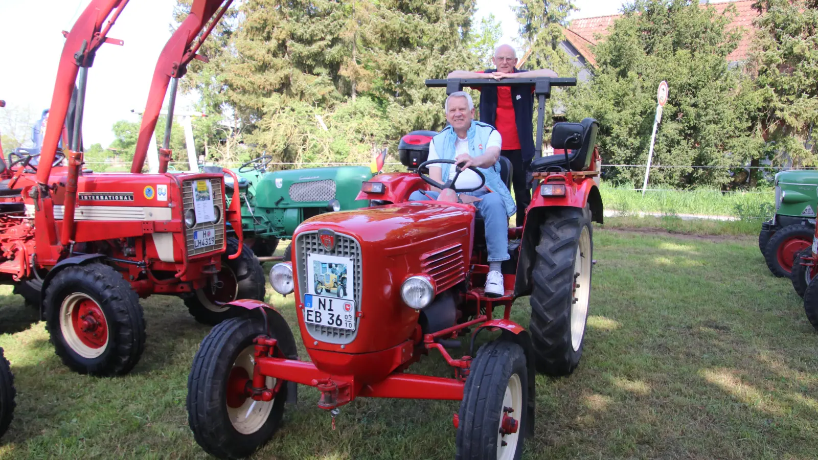 Bernd Heidorn nahm schon einmal auf einem Oldtimertrecker Platz, Karl-Heinz Möller von den Treckerfreunden freut sich, beim verkaufsoffenen Sonntag dabei zu sein.  (Foto: gi)