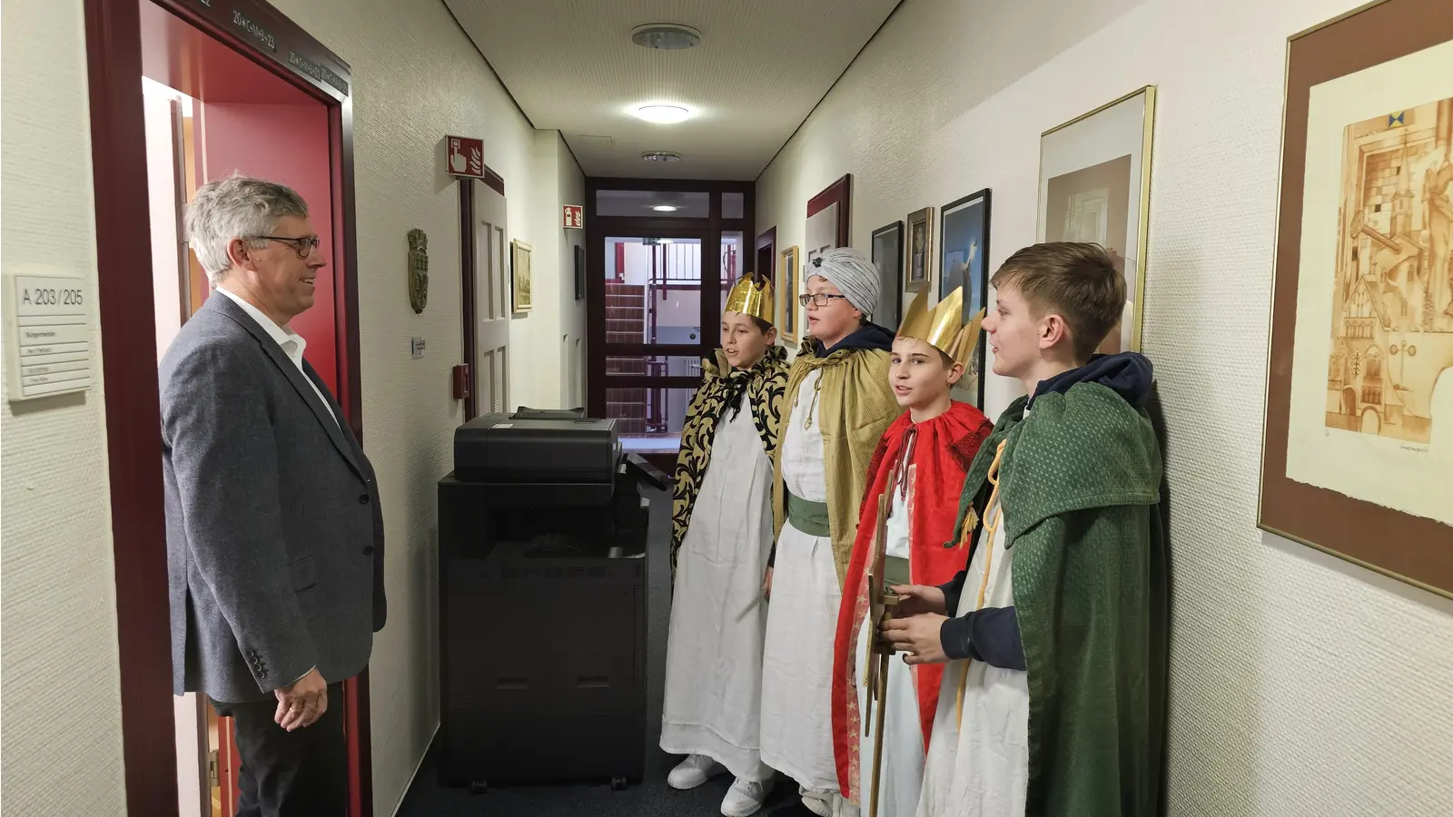 Zu Gast bei Bürgermeister Carsten Piellusch (v.li.): Mathis, Paul-Linus, Jonathan und Manuel.  (Foto: tau)