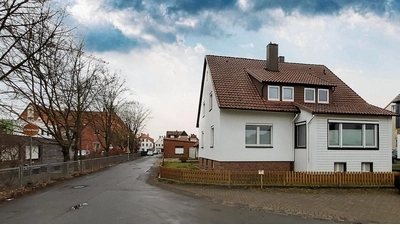 Vis-à-vis der Rodenberger Grundschule (li.) wird im ehemaligen Wohnhaus Im Jagdgarten 2 der Jugendtreff eingerichtet. (Foto: gk)