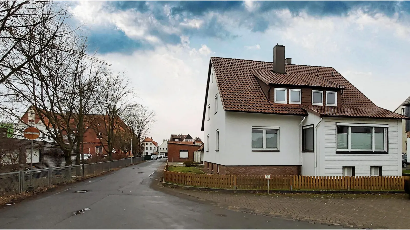 Vis-à-vis der Rodenberger Grundschule (li.) wird im ehemaligen Wohnhaus Im Jagdgarten 2 der Jugendtreff eingerichtet. (Foto: gk)