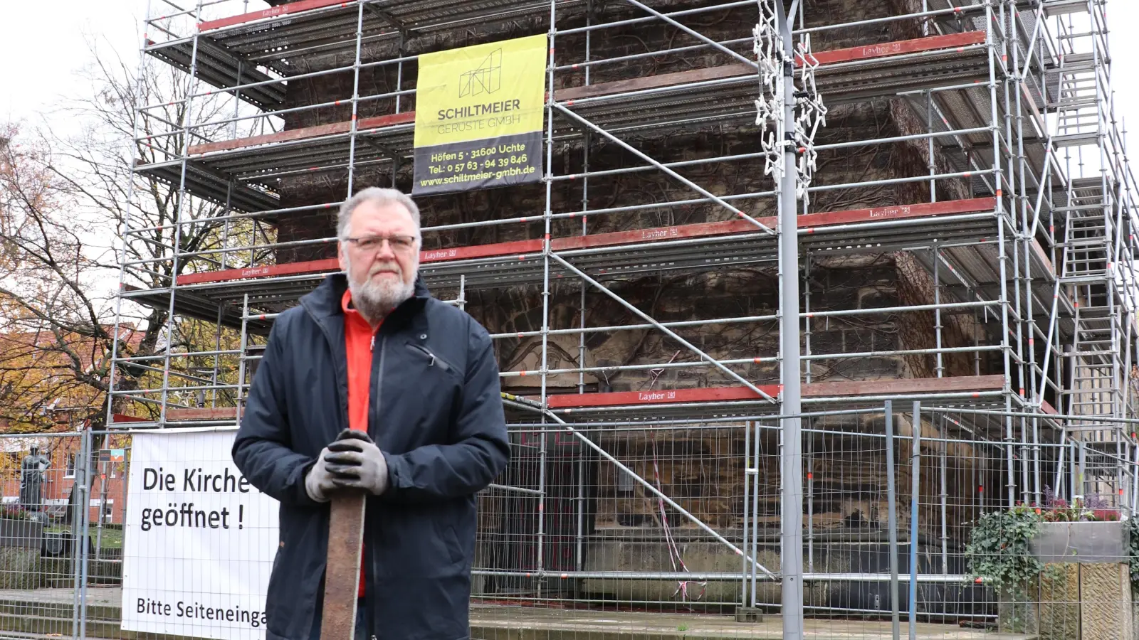 Reinhard Bruns im November 2023 mit einem rund zehn Kilogramm schweren abgefallenen Teil des Ankerkreuzes.  (Foto: gi)