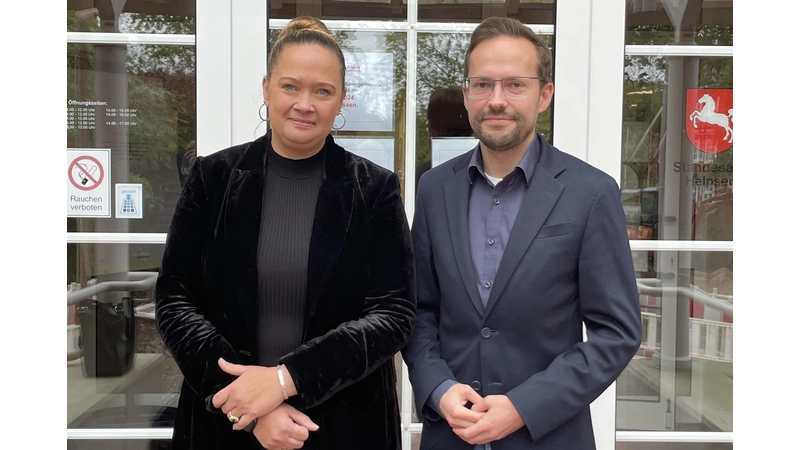 Colette Thiemann zu Besuch bei Stefan Kolb, dem Samtgemeindebürgermeister in Nienstädt. (Foto: privat)