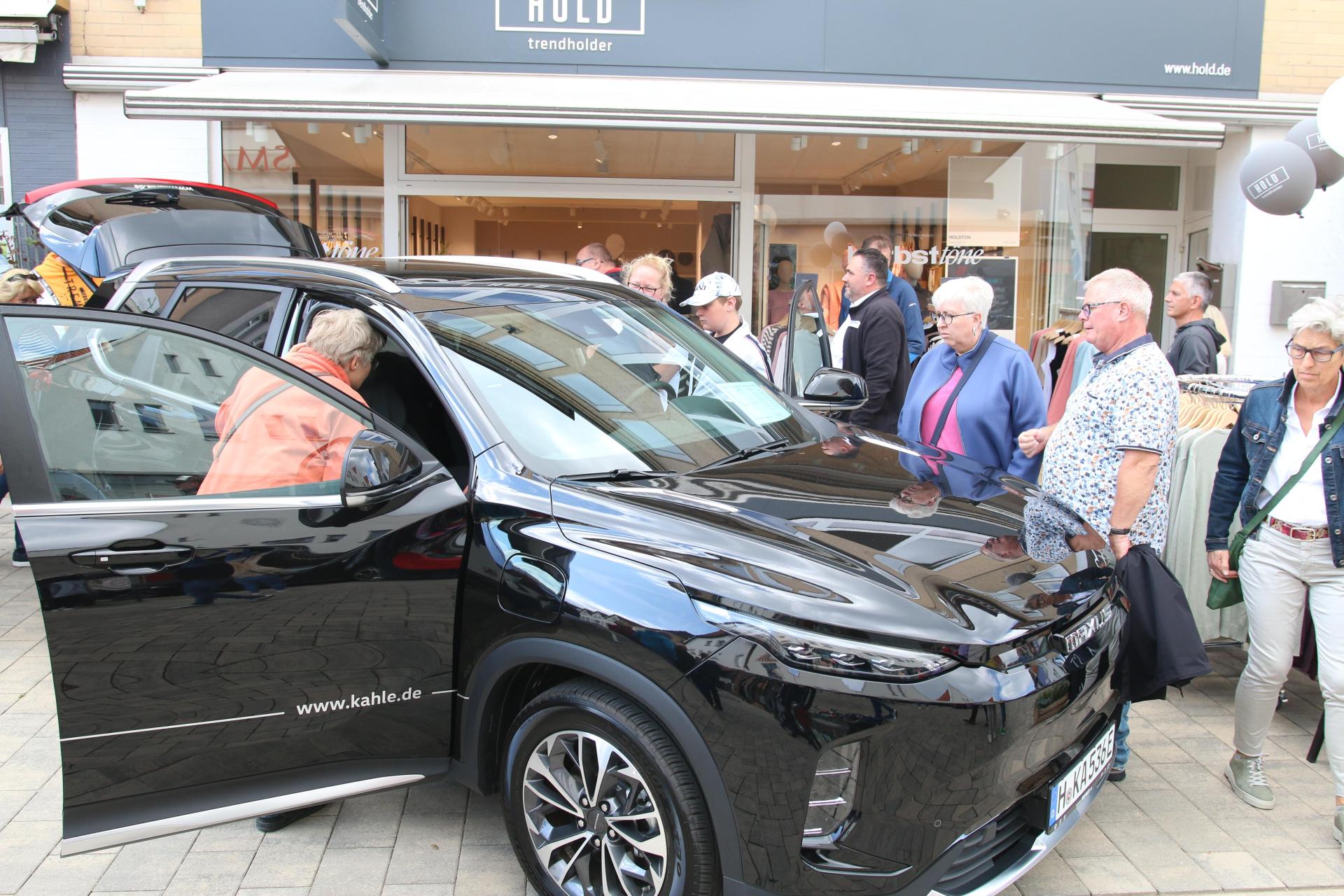 Zahlreiche Besucherinnen und Besucher schauten sich bei der Autoschau um. (Foto: bb)