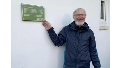Bei der Einweihung des Schildes: Der Vorsitzende des Heimatvereins, Wilfried Segge.