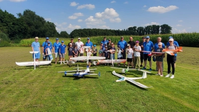 Spaß in den Sommerferien: Aktive des Wunstorfer Modellflugclubs und Schüler. (Foto: privat)