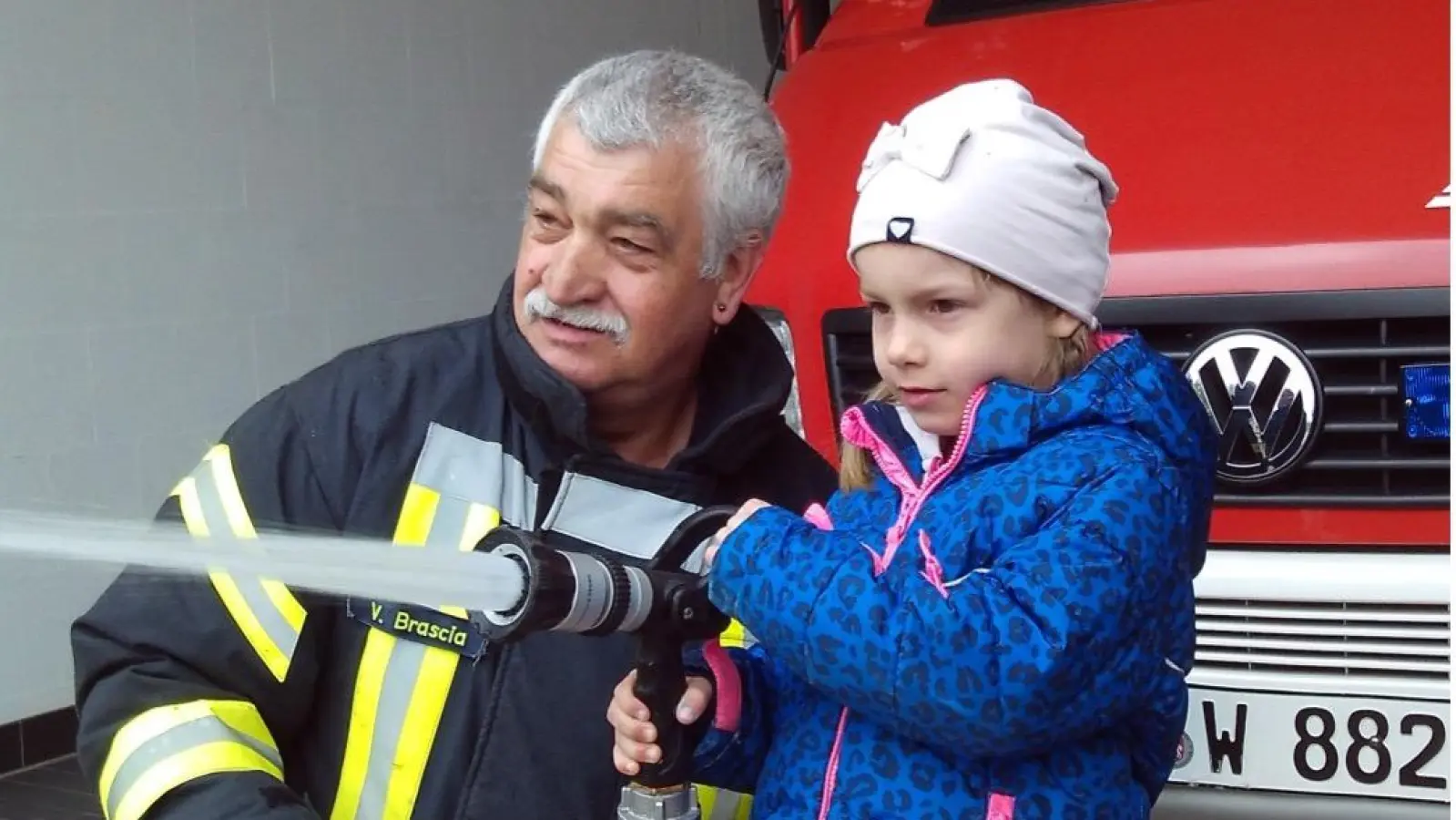 Ausprobiert: Kinder dürfen mit dem Feuerwehrschlauch löschen.  (Foto: privat)