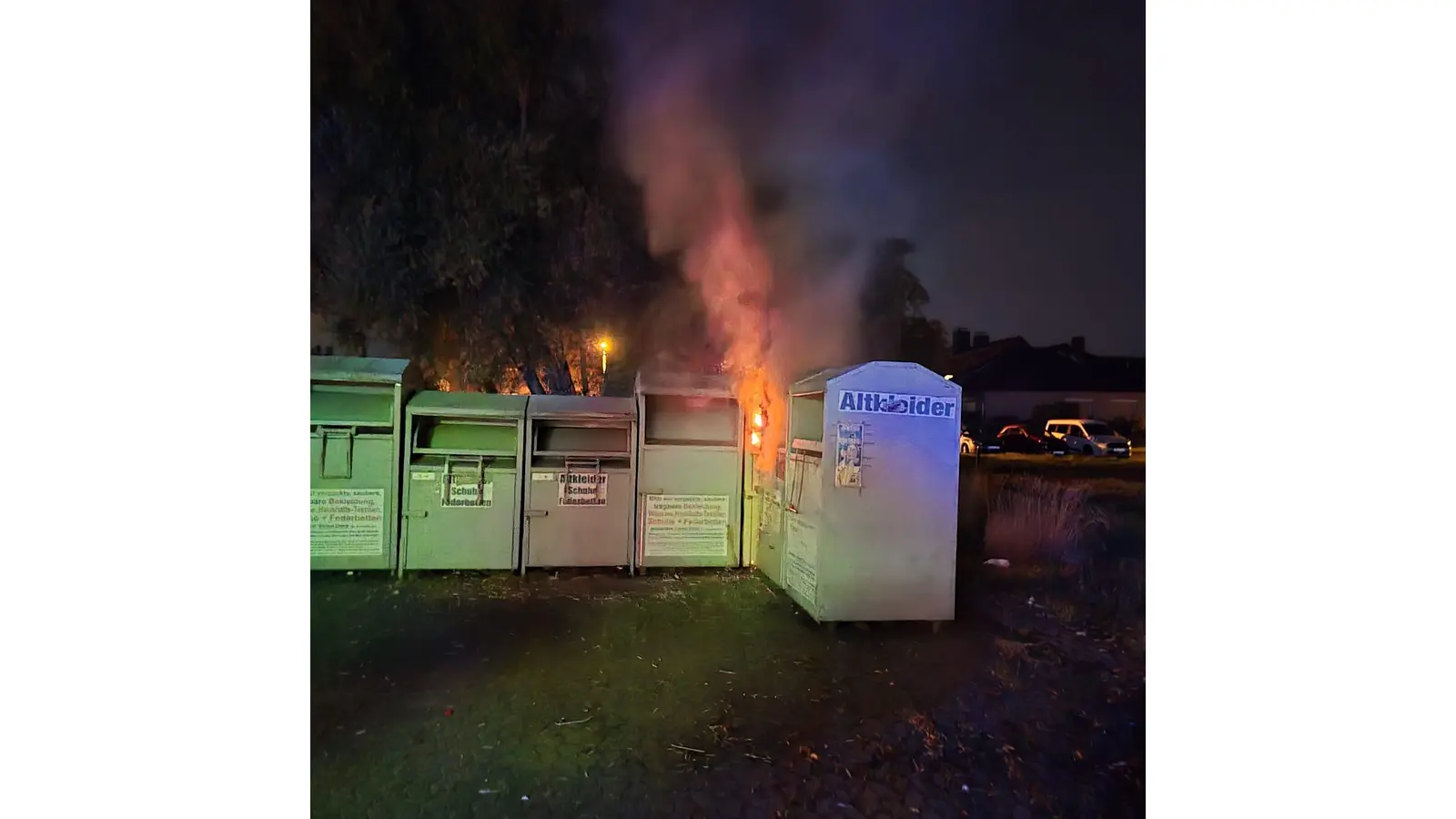 Die Ursache zu den brennenden Altkleidercontainern ist derzeit unklar. (Foto: Feuerwehr Lindhorst)