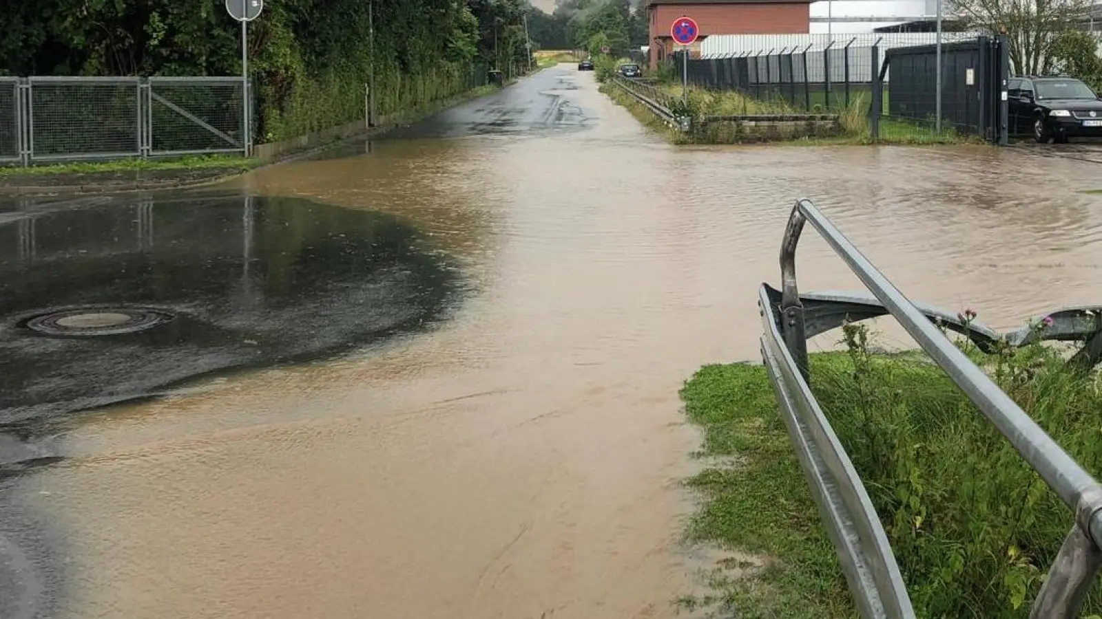 Von den Feldern oberhalb des Krümmewegs in Richtung Deister bahnte sich das Wasser den Weg. (Foto: privat)