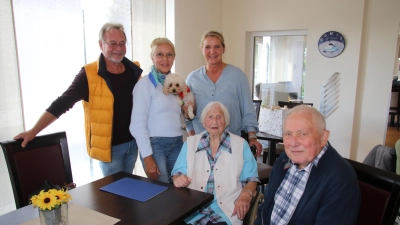 Zu Besuch (v.li.): Herbert und Heidi Jaskula mit Hund Bobby, Elke Rodloff, die Jubilarin Gertrud Jaskula und Jann Weerts. (Foto: gi)