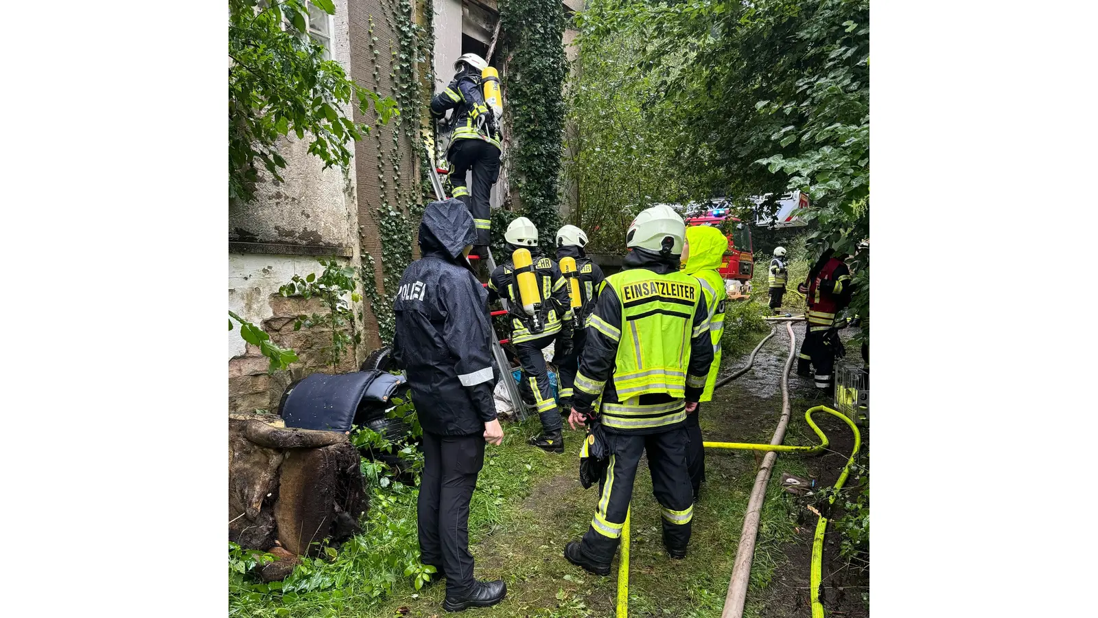 Die Ruine war für die Einsatzkräfte schwer zugänglich. (Foto: Kreisfeuerwehr)