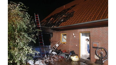 Ein Schaden von ca. 150.000 Euro entstand bei dem nächtlichen Brand.  (Foto: Feuerwehr SG Lindhorst)