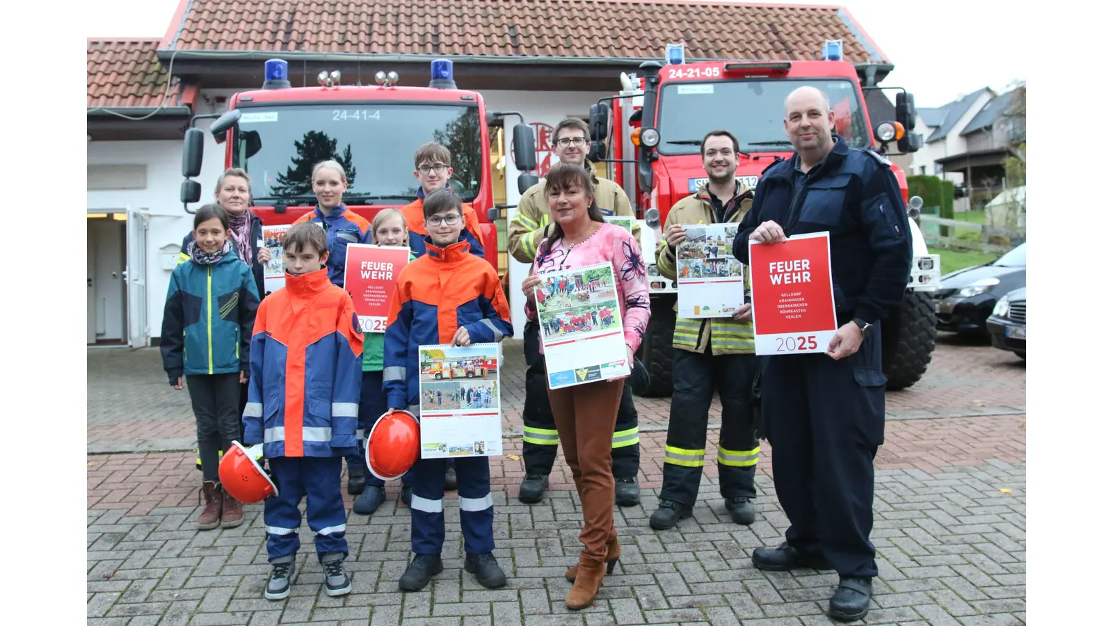 Alina Buddensiek, Mediavertreterin des Schaumburger Wochenblattes, übergibt die druckfrischen Feuerwehrkalender. (Foto: bb)