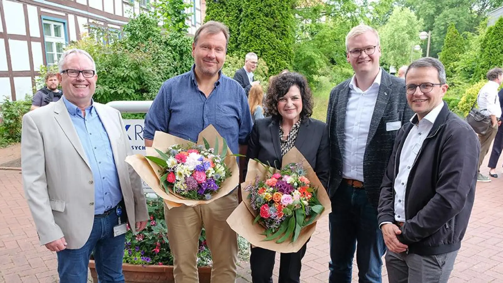 Bei der Verabschiedung (v.li.): Michael Born, Peter Zahon und Iris Tatjana Graef-Calliess sowie Leon Oppermann und Bastian Flohr. (Foto: KRH Psychiatrie)