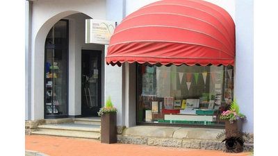 Vor zehn Jahren startete Lars Pasucha mit der Deisterbuchhandlung noch am Standort „Lange Straße“ in die Selbständigkeit. Am 4. Mai feiert das Team das Jubiläum in den neuen Räumlichkeiten am Amtsplatz.  (Foto: Borchers, Bastian)