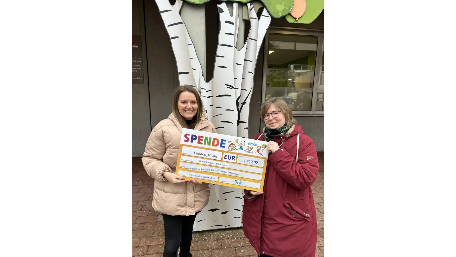 Kim Nowack (re.), „Einfach_Nivan“, übergibt den symbolischen Spendenscheck an Janina Hein vom „Verein für krebskranke Kinder Hannover“.  (Foto: privat)