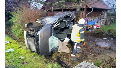 Mit einer Rettungsschere und einer Säbelsäge wurde das Dach des Pkw abgetrennt, sodass die Frau nach kurzer Zeit befreit werden konnte.  (Foto: privat)