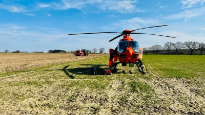 Auf einem Feld bei Großenheidorn: Der Rettungshubschrauber. (Foto: Feuerwehr)