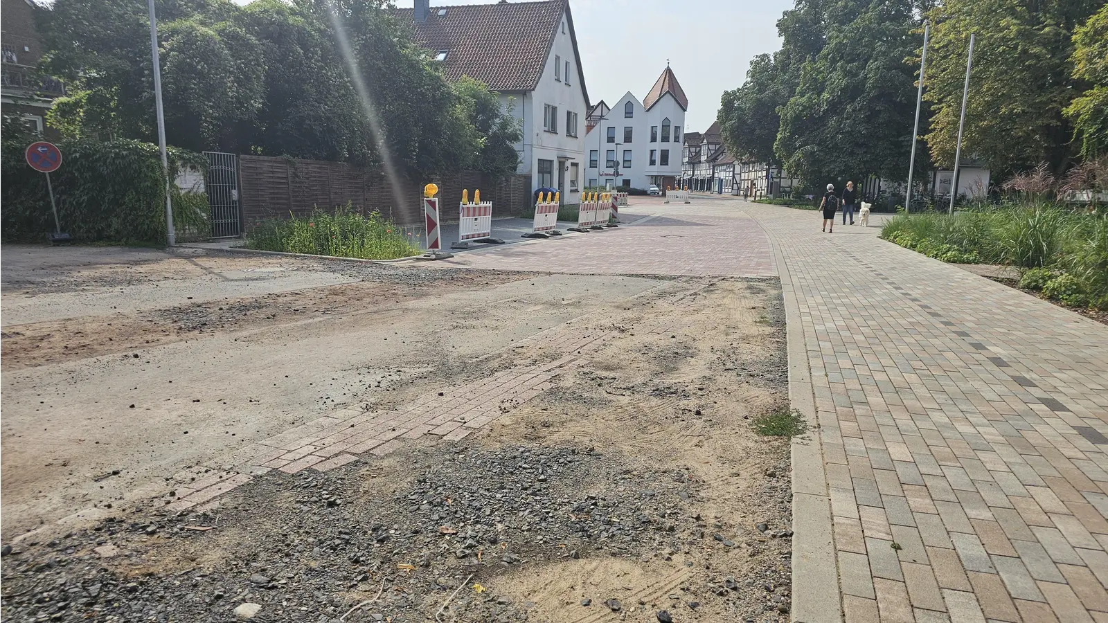 Ungewöhnliches Bild: Ein Teil der Straße ist fertig, der andere nicht. (Foto: tau)