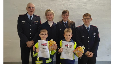 Die Kinderfeuerwehrwartin Katharina Meier (3.v.l.), zusammen mit ihrem Betreuerteam sowie den beiden geehrten Kinderfeuerwehrmitgliedern Eric und Simon.  (Foto: privat)