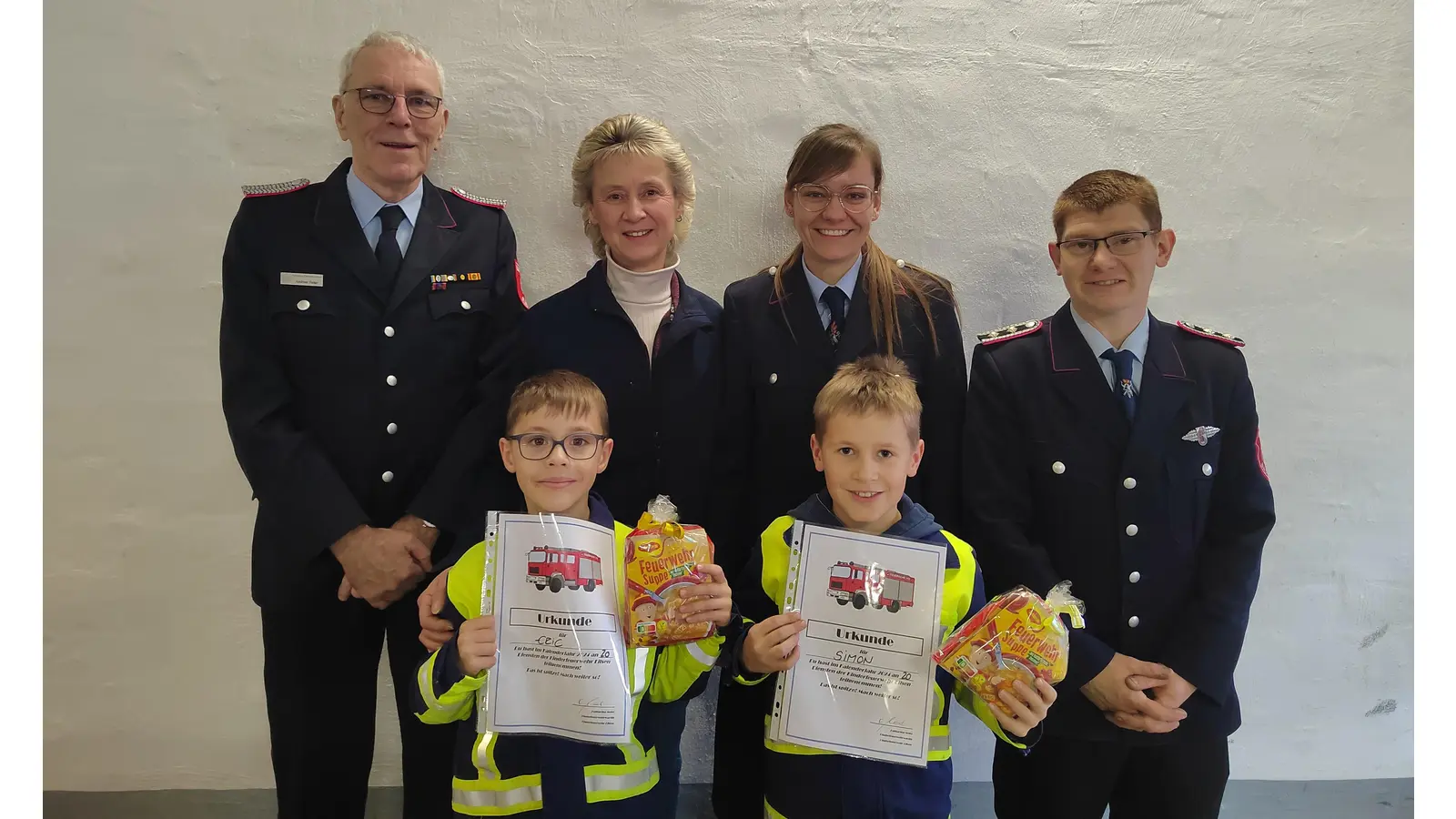 Die Kinderfeuerwehrwartin Katharina Meier (3.v.l.), zusammen mit ihrem Betreuerteam sowie den beiden geehrten Kinderfeuerwehrmitgliedern Eric und Simon.  (Foto: privat)